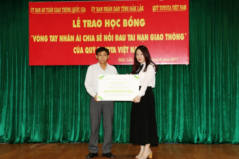 toyota viet nam trao hoc bong vong tay nhan ai tai dak lak