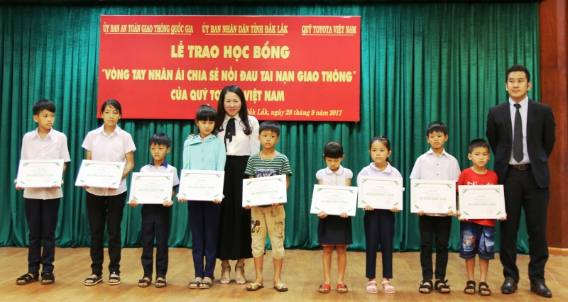 toyota viet nam trao hoc bong vong tay nhan ai tai dak lak