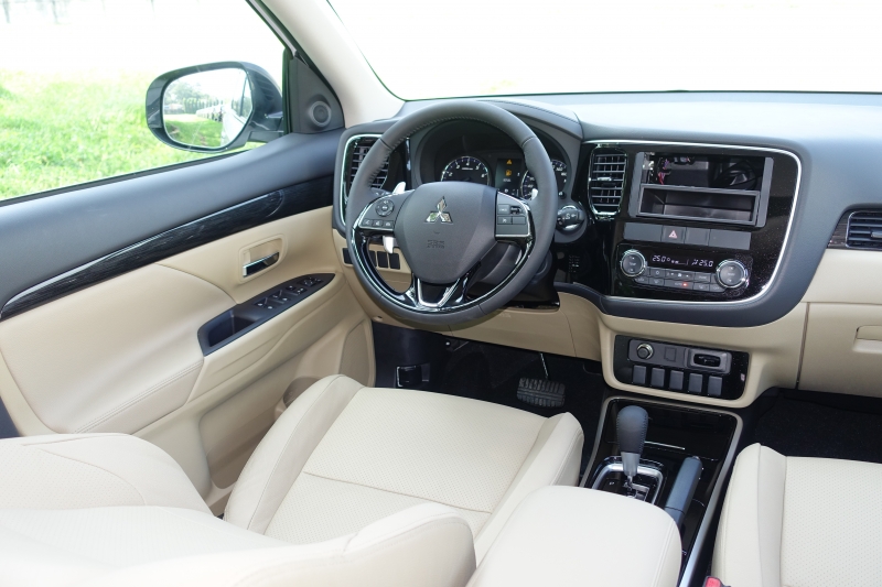 mitsubishi outlander 7 cho gia tu 983 trieu tai viet nam