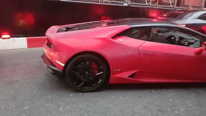 loa mat voi lamborghini huracan dinh 13 trieu vien pha le