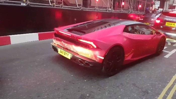 loa mat voi lamborghini huracan dinh 13 trieu vien pha le