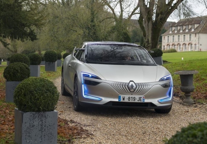 xe tu lai renault symbioz lan dau lan banh ngoai duong