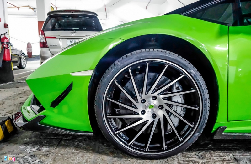 Siêu xe Lamborghini Huracan độ dưới hầm để xe ở Sài Gòn sieu xe lamborghini huracan do duoi ham de xe o sai gon