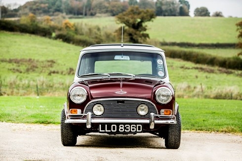 aston martin db5 va mini cooper dau gia hon 40 ty do ng