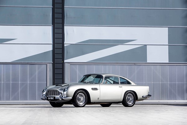 aston martin db5 va mini cooper dau gia hon 40 ty do ng