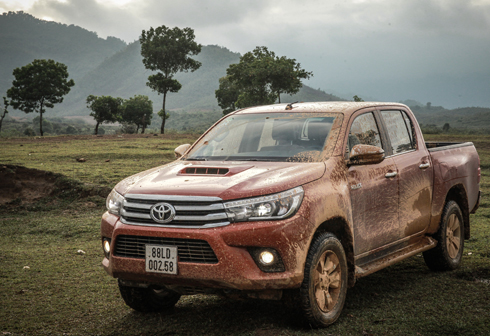 toyota hilux moi them uu dai cho khach mua ban tai