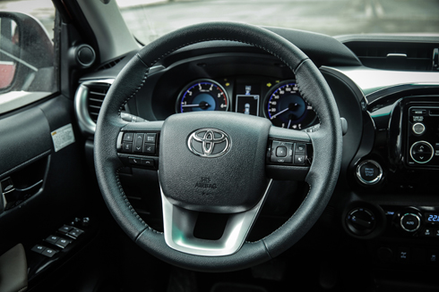 toyota hilux moi them uu dai cho khach mua ban tai