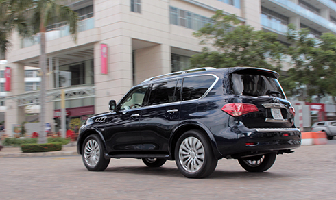 infiniti qx80 ga khong lo trong do thi