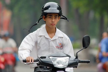 Đội mũ bảo hiểm không cài quai bị phạt tới 200 nghìn đồng