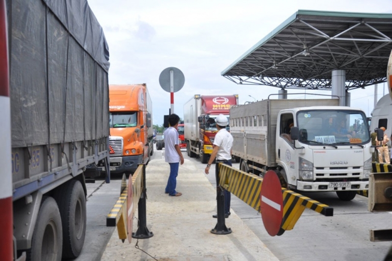 Tài xế trả tiền lẻ gây ùn tắc ở BOT Ninh An