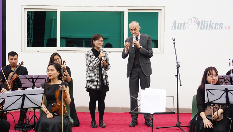 piaggio khanh thanh buc tranh tuong voi su pha tron net van hoa y viet