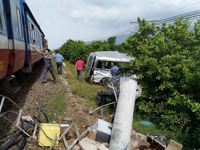 bi nh thua n tau hoa tong xe 16 cho 3 nguo i thie t ma ng