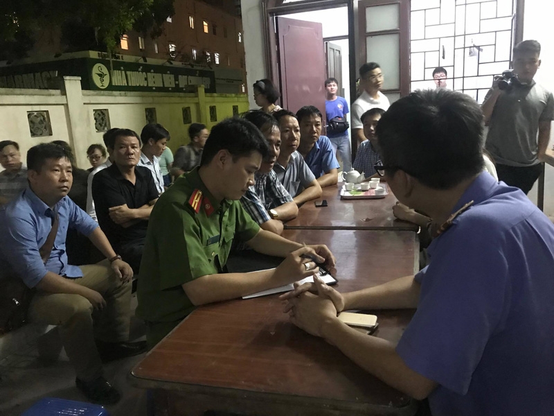 dau xot vu viec be trai tu vong khi bi bo quen tren xe dua don