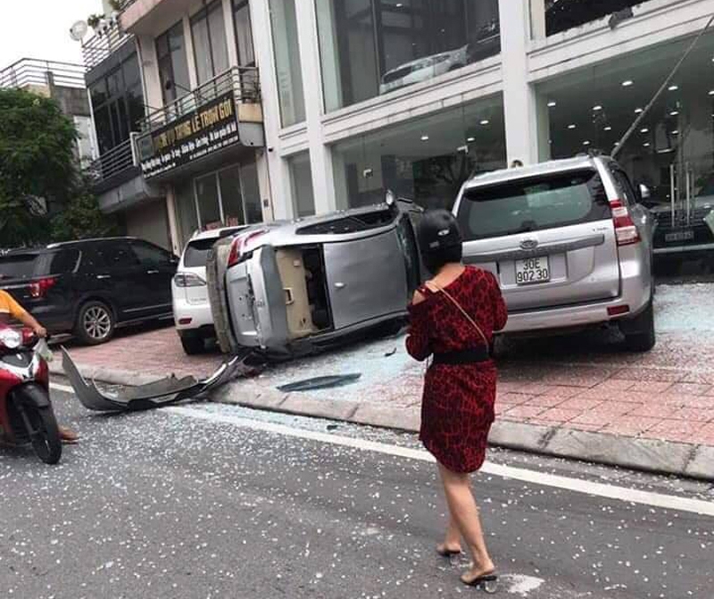 nham chan ga bat ngo thanh xe bay o showroom tai ha noi