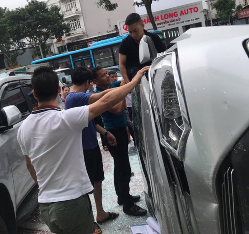 nham chan ga bat ngo thanh xe bay o showroom tai ha noi