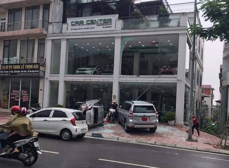 nham chan ga bat ngo thanh xe bay o showroom tai ha noi