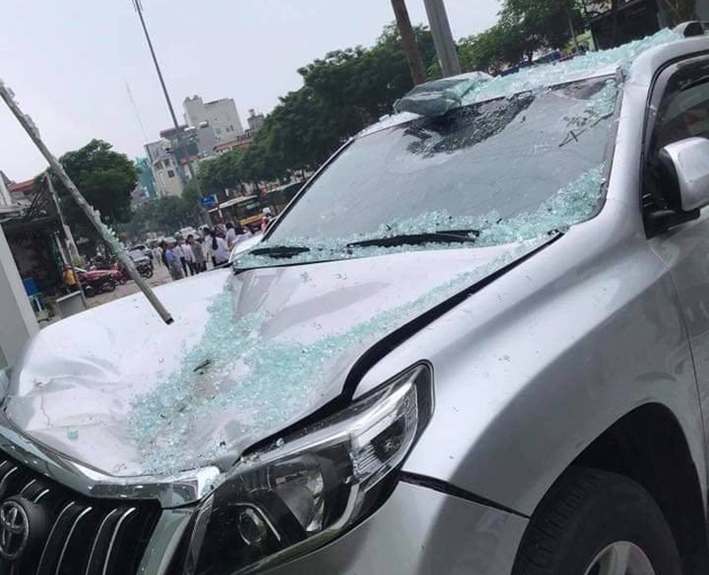 nham chan ga bat ngo thanh xe bay o showroom tai ha noi