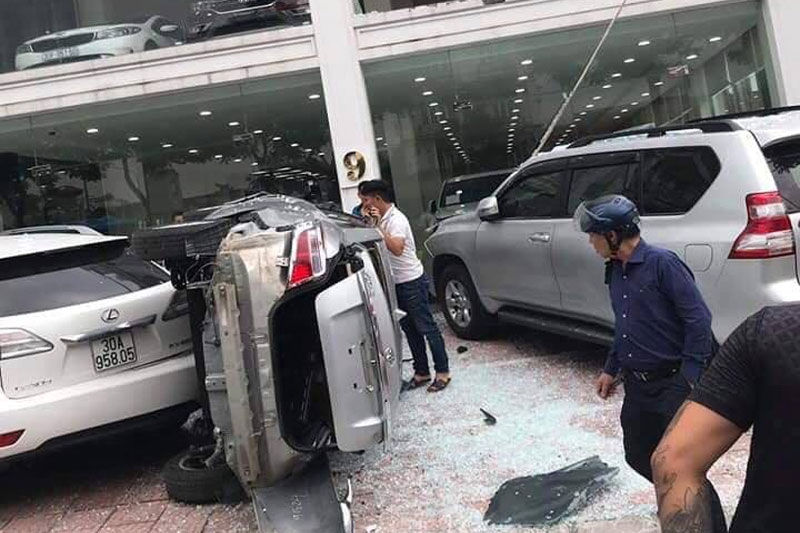 Nhầm chân ga, Vios thành xe 'bay' ở showroom Hà Nội