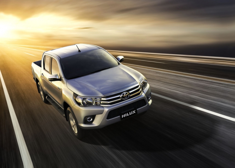 Ra mắt phiên bản mới, Toyota Hilux tự tin đấu Ford Ranger