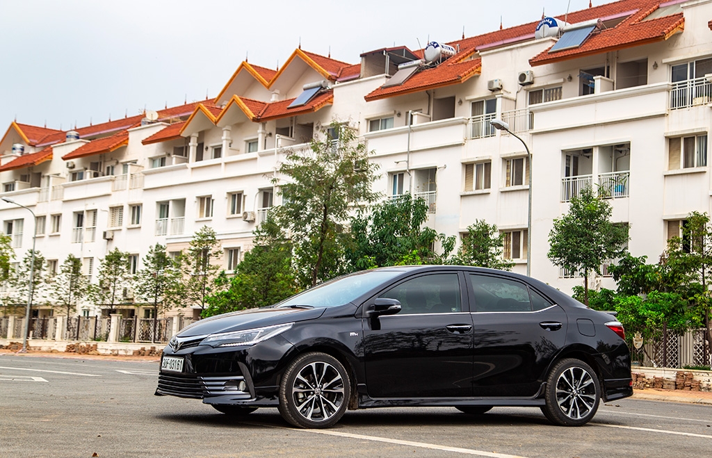 toyota corolla altis 2019 khuyen mai gia xe lan banh thang 102019