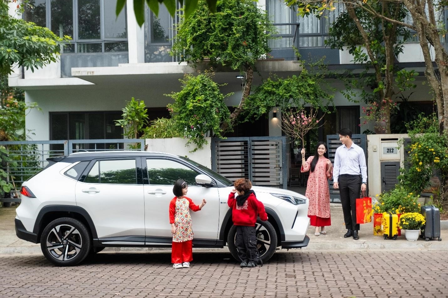 Chốt giá bán mới hấp dẫn, Yaris Cross như 'hổ thêm cánh'