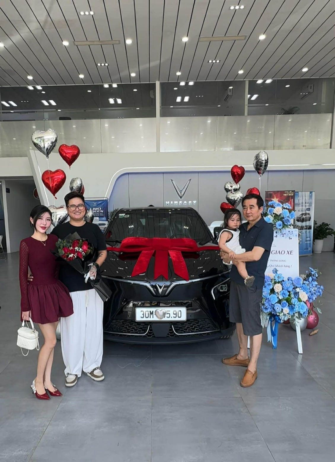 9x chuyển từ xe xăng sang VinFast VF 7: “Mỗi tháng tiết kiệm 4-5 triệu đồng, sạc tiện lợi, cầm lái quá phấn khích”