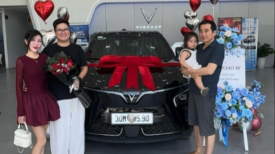 9x chuyển từ xe xăng sang VinFast VF 7: “Mỗi tháng tiết kiệm 4-5 triệu đồng, sạc tiện lợi, cầm lái quá phấn khích”