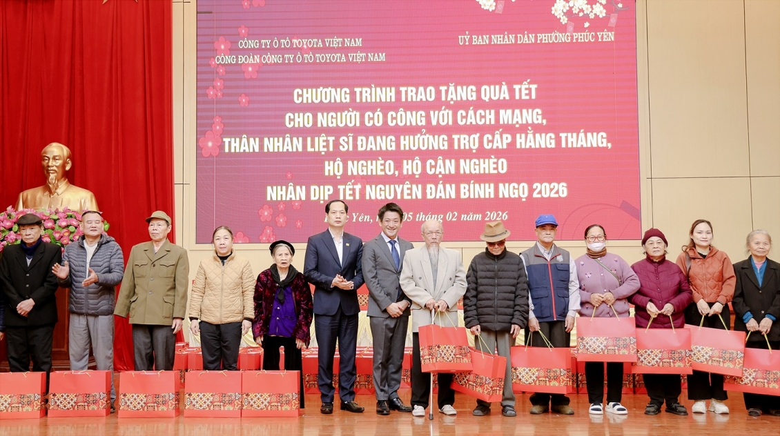 Toyota Việt Nam trao 280 phần quà Tết tại Phú Thọ