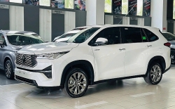 Toyota Innova Cross hybrid giảm giá 45 triệu đồng