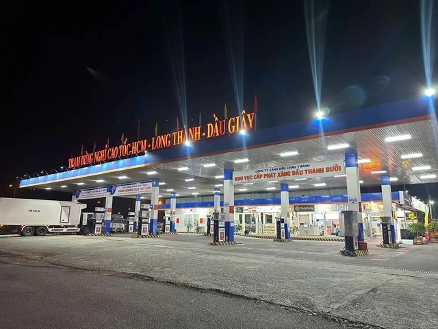 Nhiều tuyến cao tốc thiếu trạm xăng, tài xế cần chú ý gì?