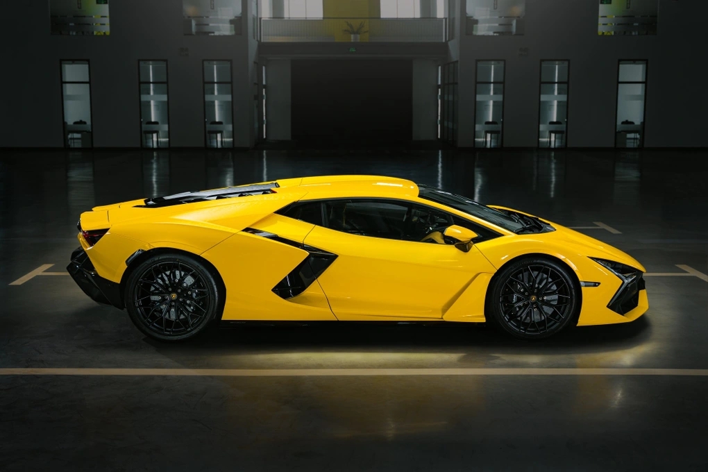 Lamborghini Revuelto đầu tiên về Việt Nam sát Tết, giá khởi điểm 44 tỷ đồng Lamborghini Revuelto đầu tiên về Việt Nam sát Tết, giá khởi điểm 44 tỷ đồng