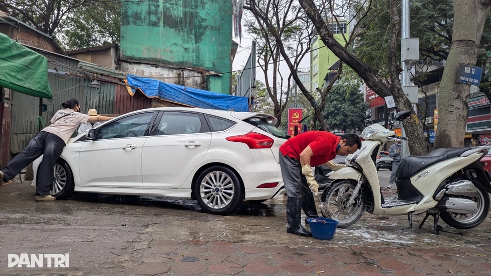 Tiệm rửa xe tăng giá gấp 3 trong ngày cận Tết vẫn tấp nập khách Tiệm rửa xe tăng giá gấp 3 trong ngày cận Tết vẫn tấp nập khách