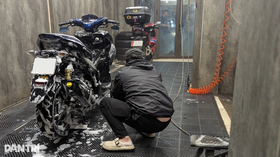 Tiệm rửa xe tăng giá gấp 3 trong ngày cận Tết vẫn tấp nập khách Tiệm rửa xe tăng giá gấp 3 trong ngày cận Tết vẫn tấp nập khách