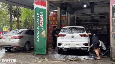 Tiệm rửa xe tăng giá gấp 3 trong ngày cận Tết vẫn tấp nập khách