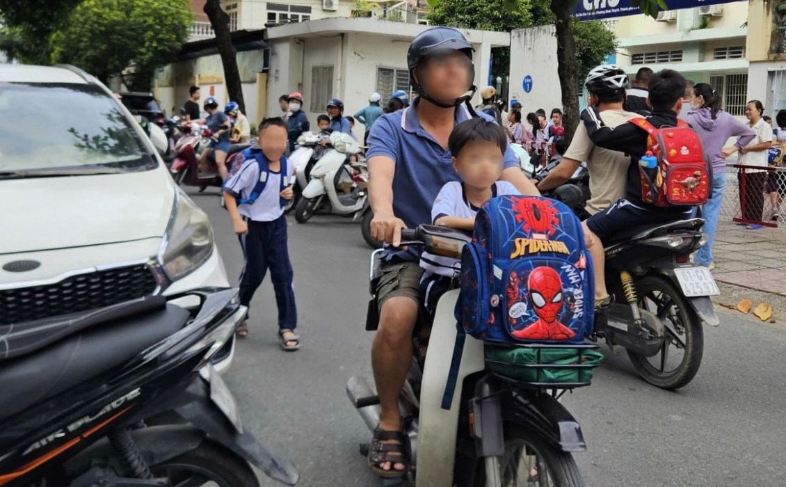 Để trẻ nhỏ ngồi phía trước xe máy có thể bị phạt tới 14 triệu đồng