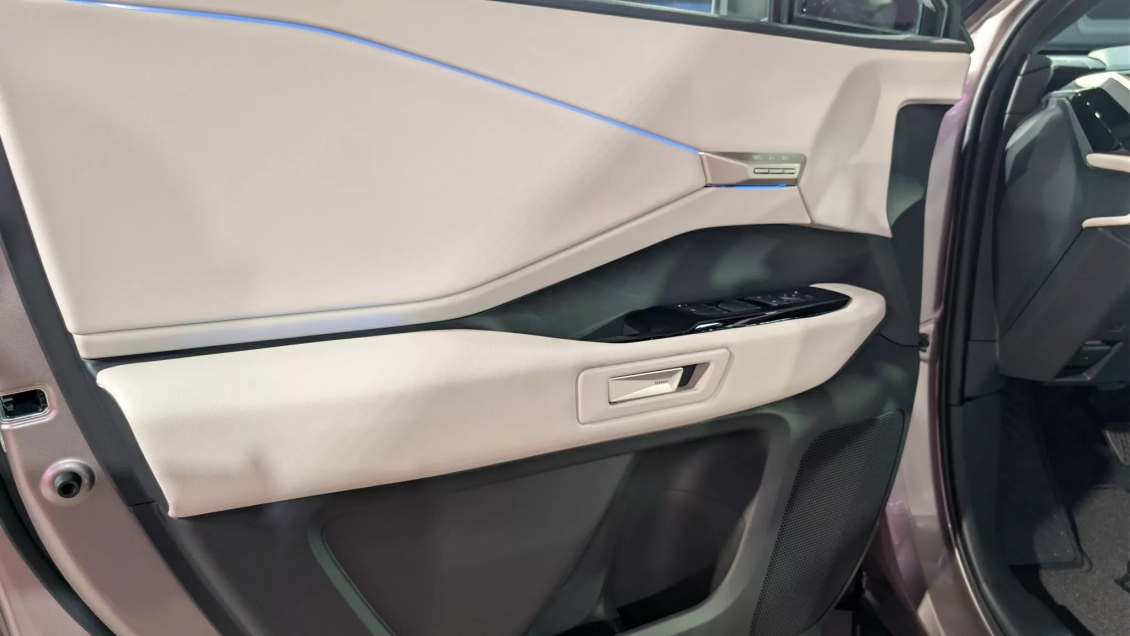 Toyota Highlander thuần điện trang bị chốt cửa cơ học Toyota Highlander thuần điện trang bị chốt cửa cơ học