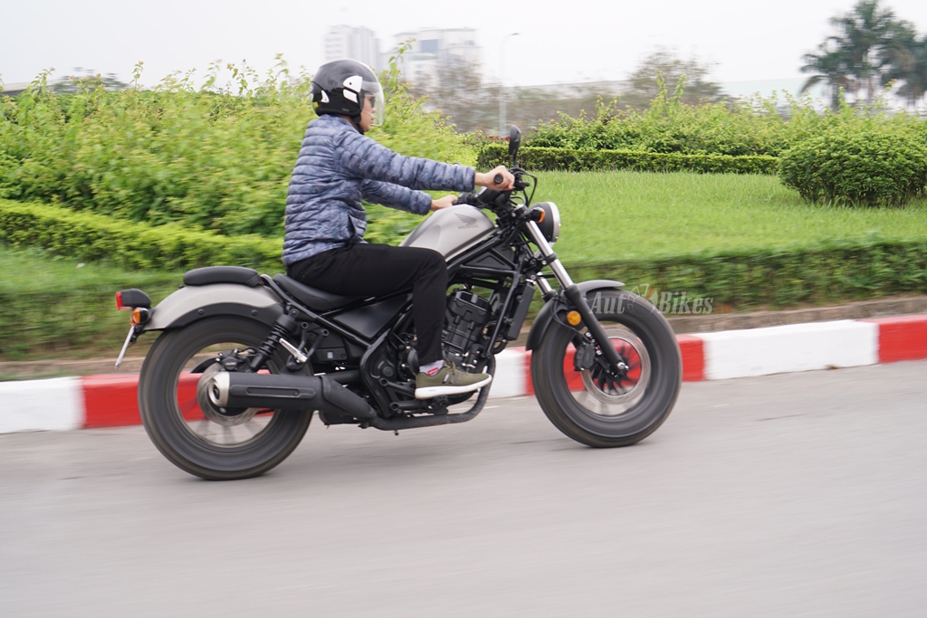 Đánh giá xe Honda Rebel 300 giá 125 triệu: Thân thiện và phóng khoáng