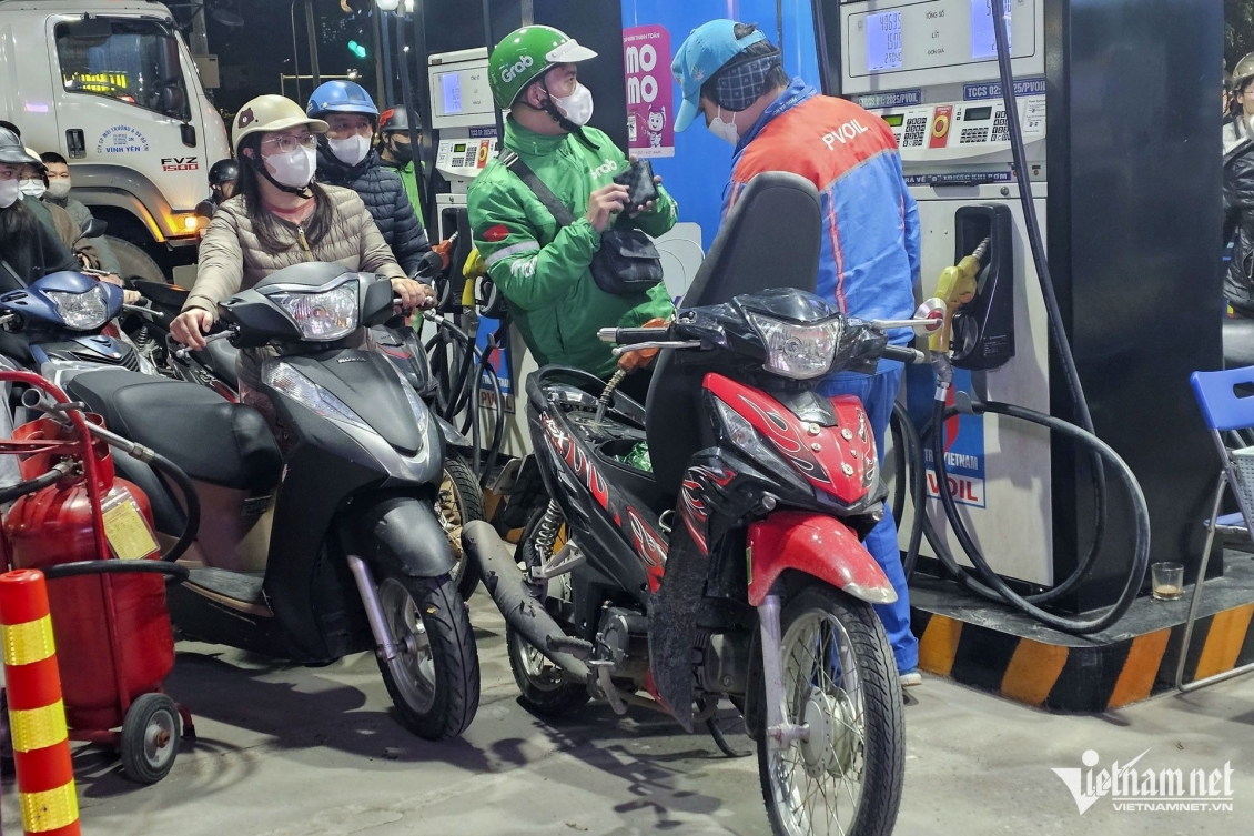 Tài xế xe công nghệ méo mặt trước cú sốc tăng giá xăng, hãng tung phao cứu sinh