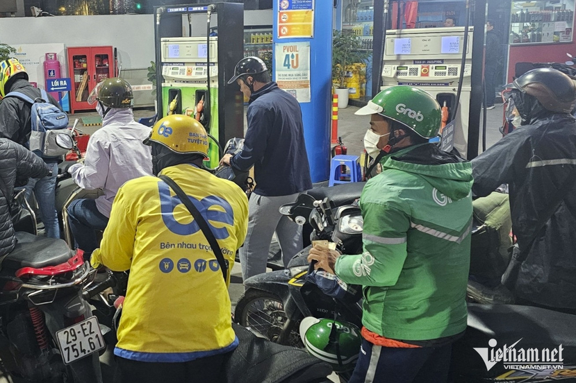 Tài xế xe công nghệ méo mặt trước cú sốc tăng giá xăng, hãng tung phao cứu sinh