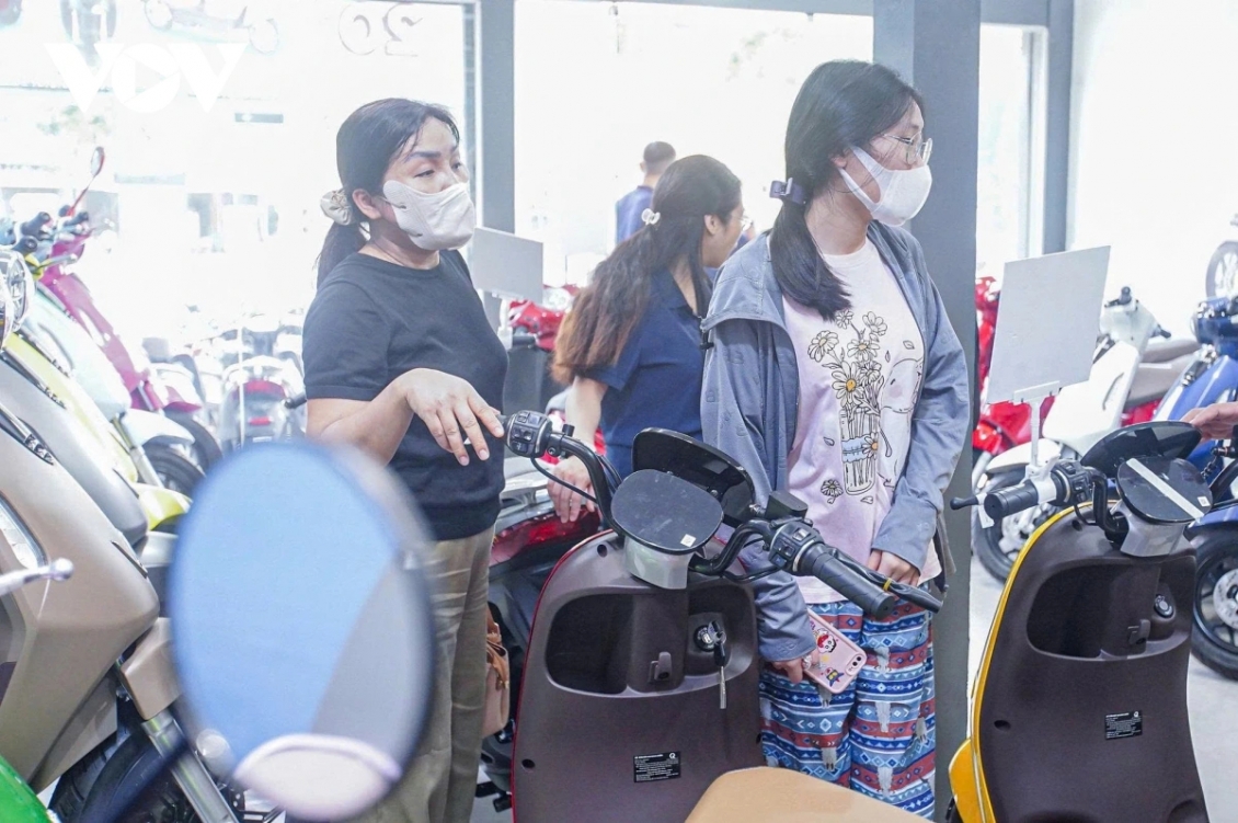 Giá xăng tăng, người tiêu dùng có khuynh hướng “đảo chiều” sang sử dụng xe điện