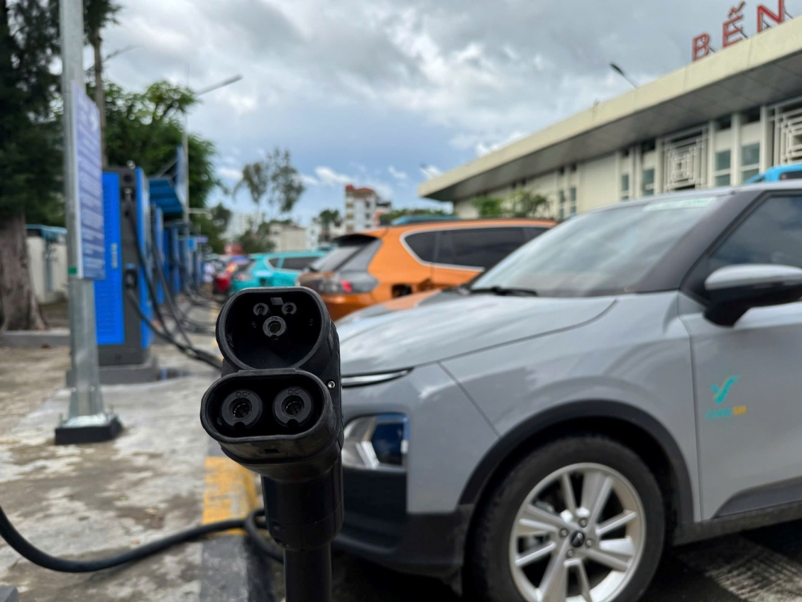 Mô hình trạm sạc tích hợp tại bến xe tạo thuận lợi cho tài xế dịch vụ