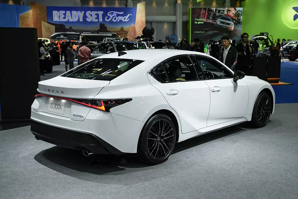 Cận cảnh Lexus IS300h 2026 mới ra mắt Đông Nam Á, liệu có quay trở lại Việt Nam?