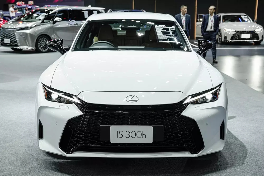 Cận cảnh Lexus IS300h 2026 mới ra mắt Đông Nam Á, liệu có quay trở lại Việt Nam?