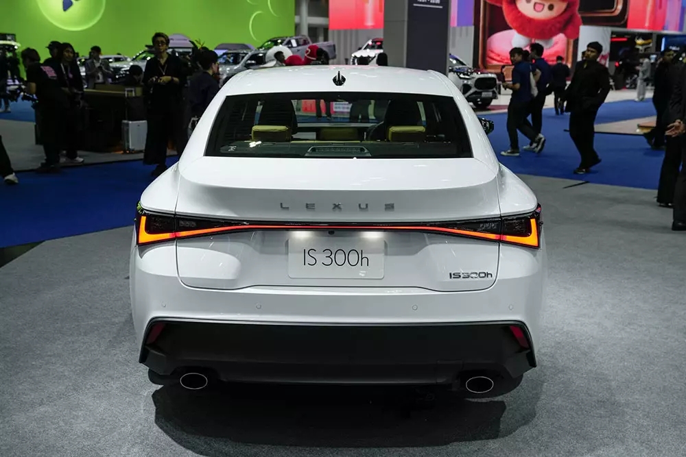 Cận cảnh Lexus IS300h 2026 mới ra mắt Đông Nam Á, liệu có quay trở lại Việt Nam?