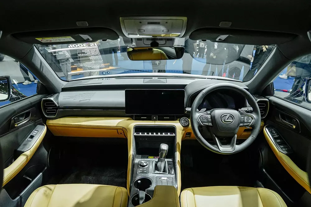 Cận cảnh Lexus IS300h 2026 mới ra mắt Đông Nam Á, liệu có quay trở lại Việt Nam?