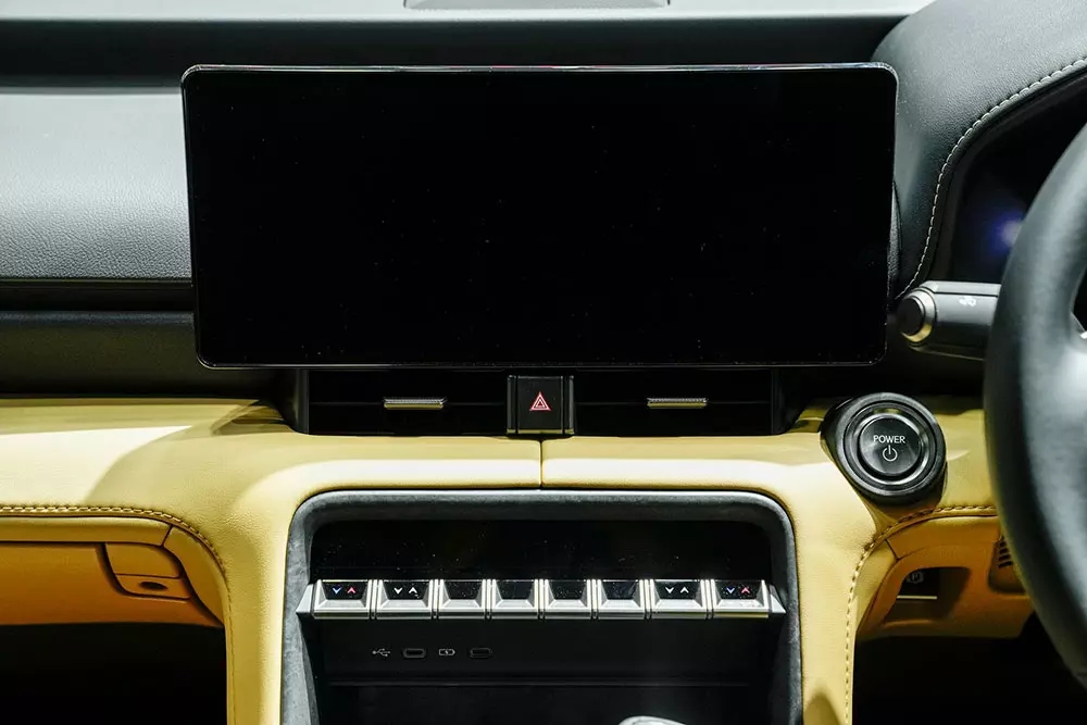 Cận cảnh Lexus IS300h 2026 mới ra mắt Đông Nam Á, liệu có quay trở lại Việt Nam?