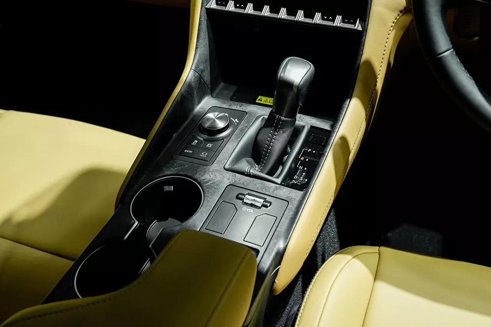 Cận cảnh Lexus IS300h 2026 mới ra mắt Đông Nam Á, liệu có quay trở lại Việt Nam?