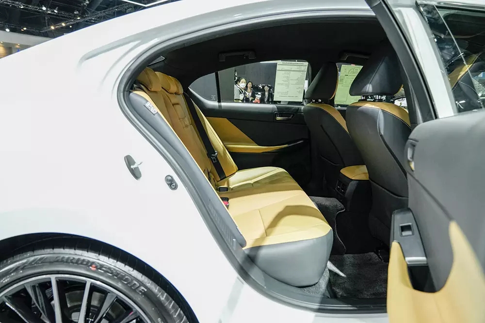 Cận cảnh Lexus IS300h 2026 mới ra mắt Đông Nam Á, liệu có quay trở lại Việt Nam?