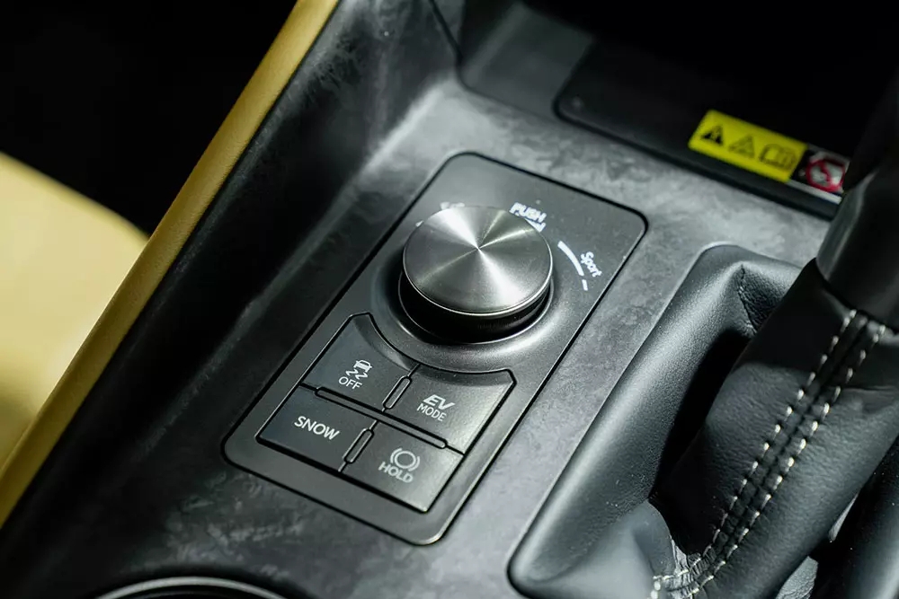 Cận cảnh Lexus IS300h 2026 mới ra mắt Đông Nam Á, liệu có quay trở lại Việt Nam?