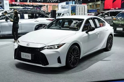 Cận cảnh Lexus IS300h 2026 mới ra mắt Đông Nam Á, liệu có quay trở lại Việt Nam?